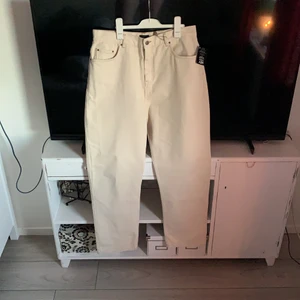 Loose Fit Denim - Super snygga jeans i en creme färg med synliga sömmar ifrån Nelly i storlek 42✨ säljer pga för långa för mig som är 1.60... super tråkigt men hoppas det passar någon annan som vill ha dom!