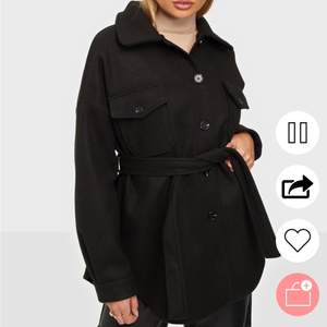 ”My Dearest Shacket” från Nelly. Helt ny och oanvänd pga att den är för stor då den är oversize. Köpt för 699kr, säljer för 250kr. Hon på bilden bär strl 36.