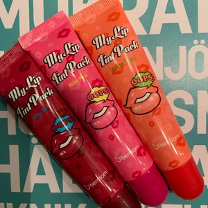  peel-off liptints💜 - Säljer dessa peel-off läppfärgerna! Håller svinbra och ger snygg färg💓 Har bara testat dem ngn enstaka gång, därför i nyskick! Säljer för 40kr/st eller alla 3 för 100kr❤️