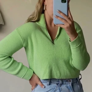 Grön half-zip tröja - Lånad bild av förra ägaren! Supersöt grön stickad tröja som är köpt här på Plick men tyvärr aldrig använts. Fler bilder kan skickas! Bud på 170+frakt❤️