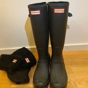 Hunter stövlar + Hunter sockor , storlek 38 - Orginal pris 1400+ 450kr, Ett par svarta, matta Hunter stövlar och fodrade sockor till kommer, stövlarna och sockorna är äkta. Säljer pågrund av att dom inte kommit till så mycket användning, används ett par gånger och sockorna knappt använda.