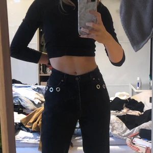 Svarta Levi’s - Säljer mina Levi’s med metalldetaljer på fickorna, storlek M😌