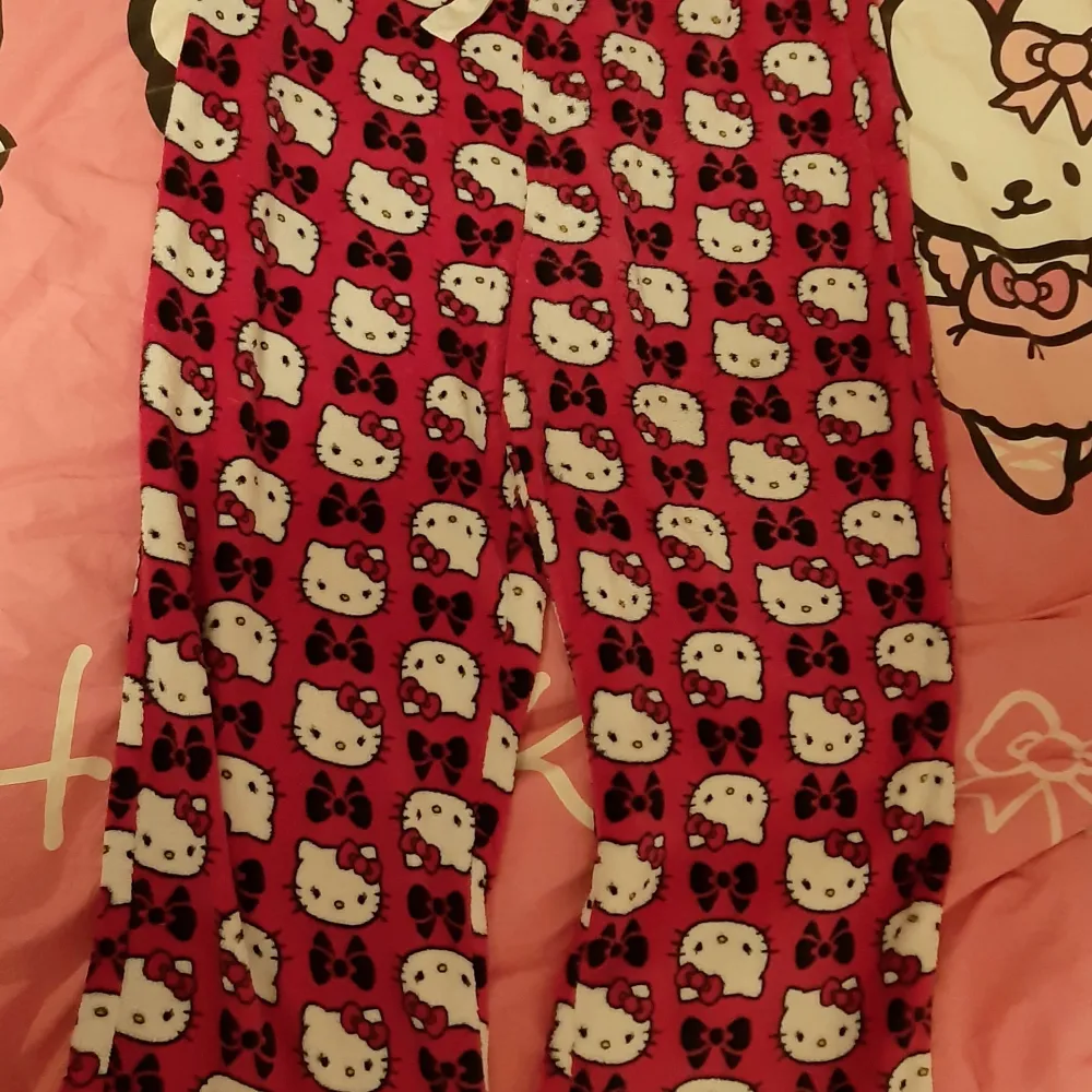 Hello Kitty byxor i fleece, som nyskick. Storlek 2-xl. Jag brukar ha S, de är för stora för mig och har bara legat i en garderob. Första bilden stämmer mest med den egentliga färgen! Finns ett resårband i som man kan knyta som man vill. Om du vill ha mått är det bara att DM:a ☺                  AVSLUTAS 21:00 Söndag 6/12  Högsta bud: 350kr. Jeans & Byxor.