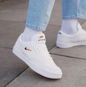 Nike court vintage  - Intressekoll på mina Nikes. De är en aning små på mig och funderar på att köpa större! Köpta för 629 kr och de är i superbra skick. Ska tvätta dem under om någon köper ofc!