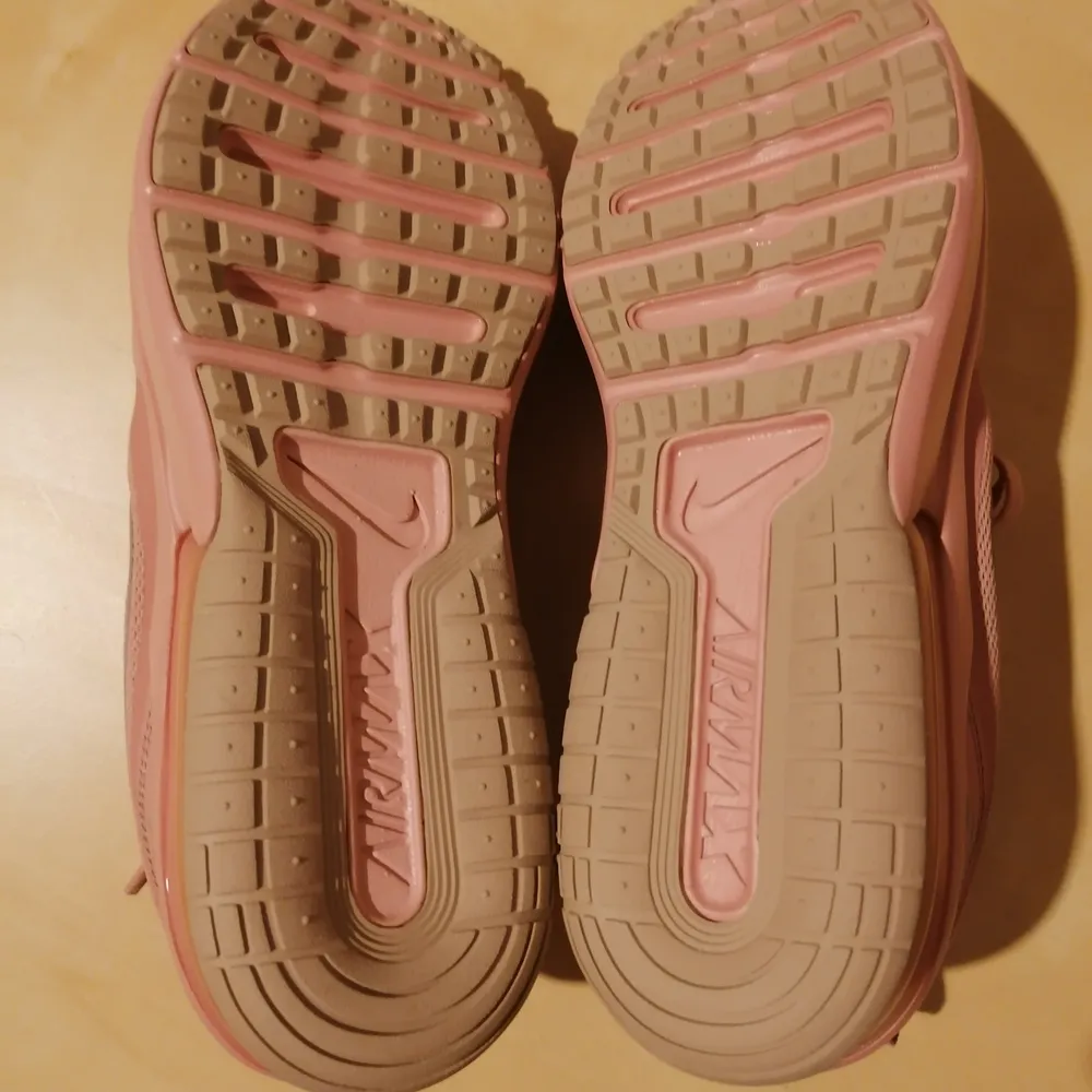 Helt nya oanvända Nike skor, storlek 40.5     26 cm. Jag fick de som present men de var för små. Köparen står för frakt. . Skor.