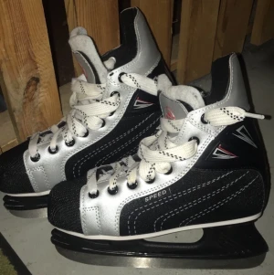 Skridskor - Fina och bra skridskor i storlek 37☺️ bra skick som bara har används ett fåtal gånger. Går att använda som båda tjej och kille, frakten ingår ej