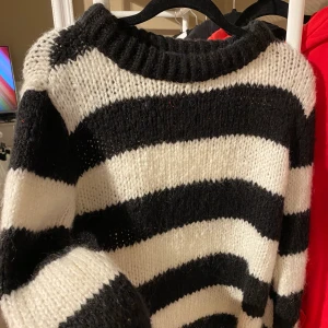 Stickad tröja - Stickad, randig tröja från Chiquelle. Superskön men kommer tyvärr ej till användning. Använd fåtal gånger, helt felfri. Köpt för 499kr. Skriv för fler bilder!