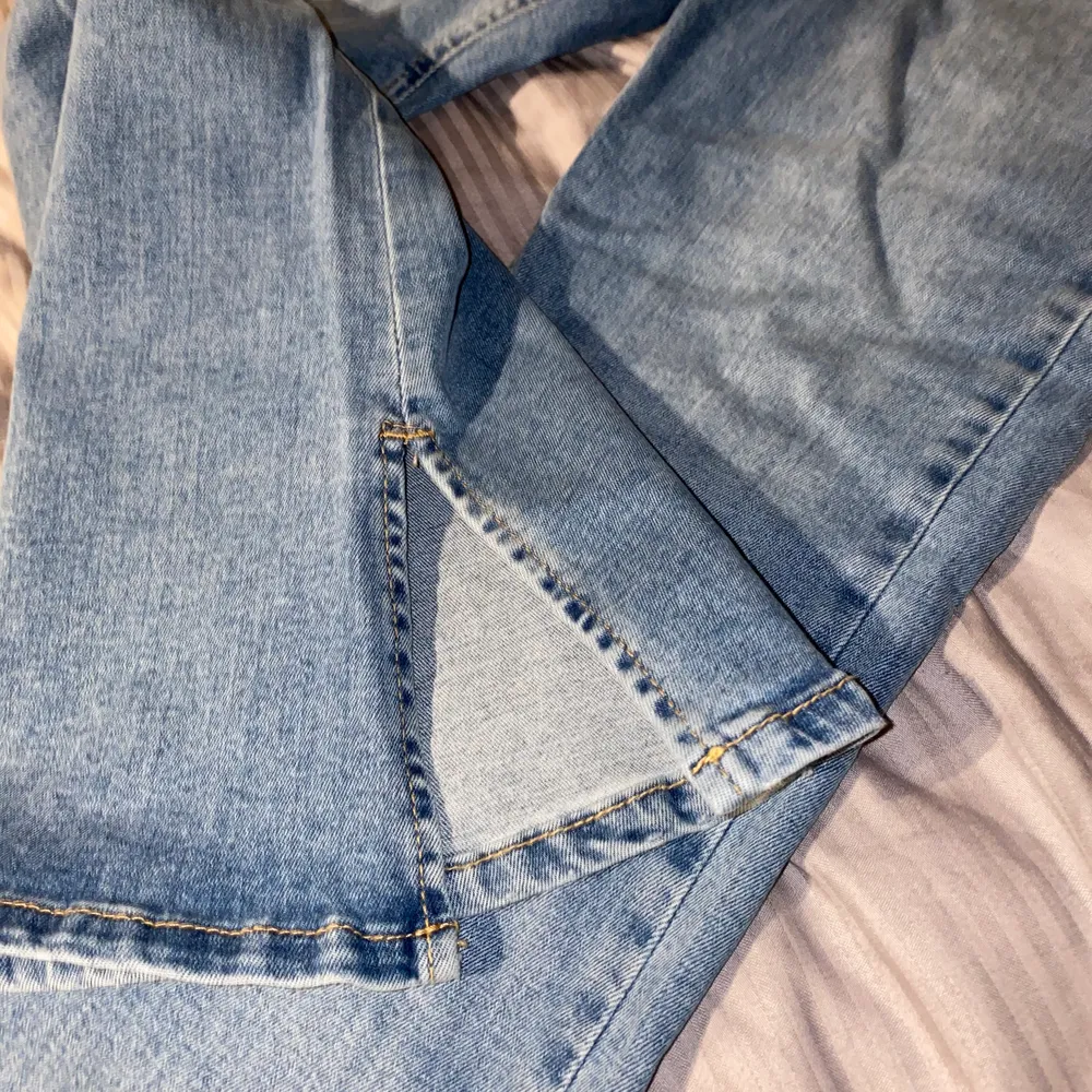 Helt nya bootcut jeans med slits på utsidan av benet. Storlek M. Jeans & Byxor.