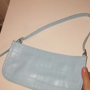 blå baguettebag - superfin, liten, blå baguettebag. säljer pga att den  inte är min stil, i bra skick. 