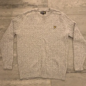 Lyle & skott tröja - Grå stickad tröja från lyle & skott i storlek L, tröjan är i jätte bra skick, använd ungefär 2 gånger.