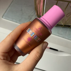 Jeffree star cosmetics Liquid frost  - Säljer en oanvänd Liquid frost från Jeffree star cosmetics i färgen Heat wave! Ord pris: 268kr säljer för 190kr inklusive frakt! 