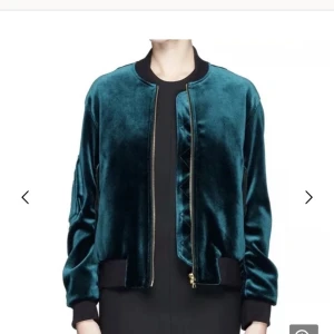 Sandro jacka - Sandro velour jacka i fint skick. Står ej storlek men skulle säga Small och Medium passar