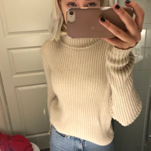 Stickad tröja med öppen rygg Stl XS - Beige stickad tröja med öppen rygg, materialet är väldigt skönt, sjukt cool, stretchig så passar storlekar upp till M