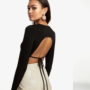 Gina Tricot Body - Superfin body från Gina Tricot i storlek S. Aldrig använd då det inte riktigt är min stil. Frakt ingår i priset! 