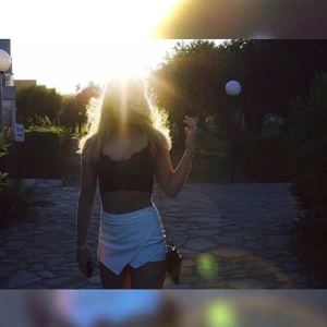  - Vit skort (kjol/shorts). De ser ut som en kjol framtill det är ett par shorts.