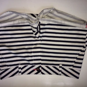  - Fina blåvit randiga shorts från Lindex. Bra skick