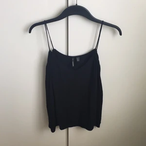 Topp från mango - En svart topp i lite finare material får Mango i storlek XS. 