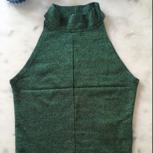  - Croppad glittrig top från H&M 