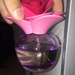  - 100ml Justin bieber someday parfym. Finns ungefär 57-60% kvar av parfymen. Släpper den för 80kr