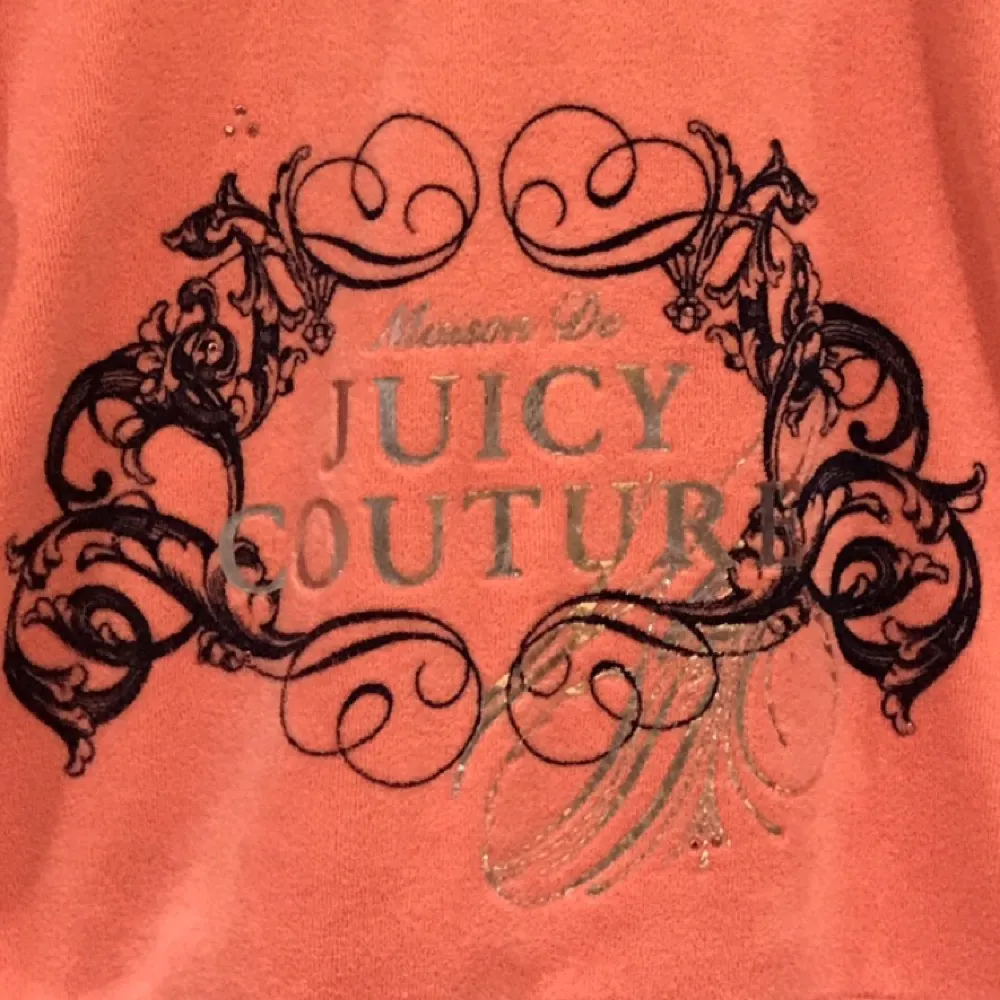 Orange Juicy Couture-set (äkta), inköpspris ca 2500kr. Byxorna är knappt använda, tröjan är mer använd men i väldigt bra skick! Storleken är L men de är små i storleken så jag skulle säga att de även passar en M om man inte vill ha den så tight.. Övrigt.