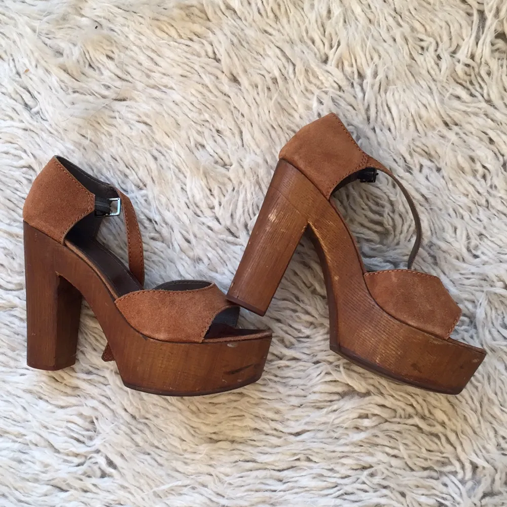 Boho heels, comfy and hardly used. Material: mocka and wood. Skor.