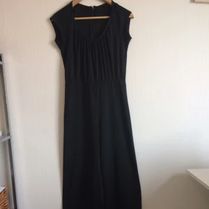  - Svart byxdress i skönt material. Utsvängda byxor och korta ärmar. Aldrig använt. Kan mötas upp i Sthlm för upphämtning. 