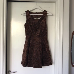  - Leopardmönstrad kort klänning, hjärtformad öppning i ryggen. Lent, sammetsliknande material. Superfin både med och utan T-shirt under, eller med skärp i midjan (medföljer ej). 