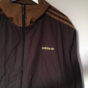  - Grön o brun adidasjacka, säljer pga för stor