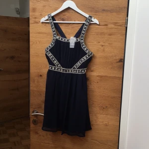  - Aldrig använd superfin mörkblå festklänning 