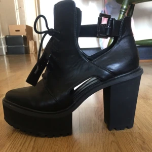  - Chunky heels från nastygal. Fel storlek för mig så har knappt använt dom alls. Inga märken eller repor. 