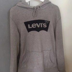  - Ärlighet varar längst. Tröjan har en liten fläck (se bild 2) men annars är den hur nice som helst. Använd fåtal gånger och den är i storlek M från herravdelningen