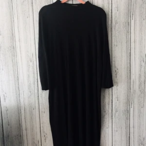  - Mörkgrå loosefit klänning från Monki. Modellen är lång, slutar nedanför knäna. Säljes för 90kr ink frakt. 