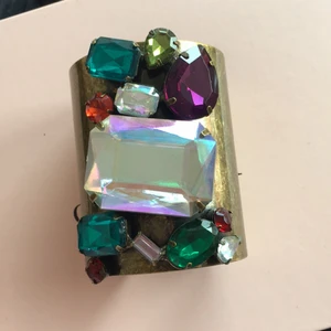  - Stort fint statementarmband i färgen antikguld med stora "diamanter" i olika färger 