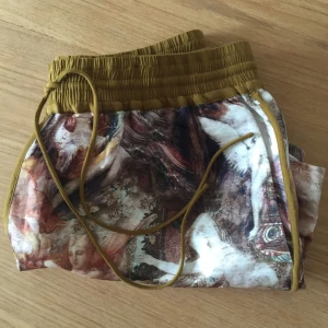  - Skitsnygga shorts från hm conscious exclusive!  71% äkta hampa 29% siden.  Verkligen superhärligt material!  Höga i midjan och bra längd i benen. Alltså inte superkorta!  Aldrig använda!  Frakt 45kr  Passar dig som har small/36/38/medium 