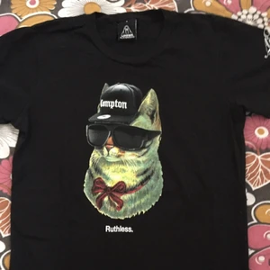  - Kattig tröja köpt i SanFrancisco i en super cool affär som heter Upperplayground. Storlek M.   