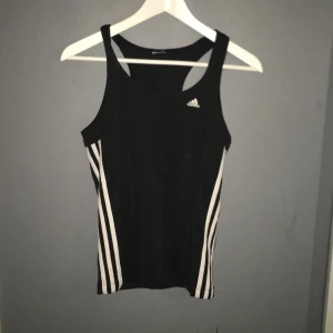  - Adidas träningslinne med inbyggd "topp".