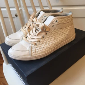  - Snygga vårsneakers, knappt använda!