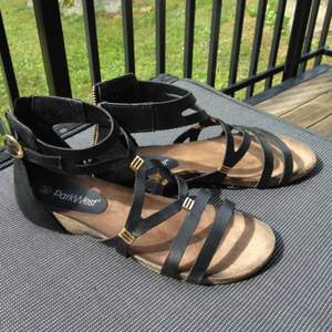 Park West läder sandaler med remmar, stängs med dragkedja strl 37. Knappt använda pga liten storlek.