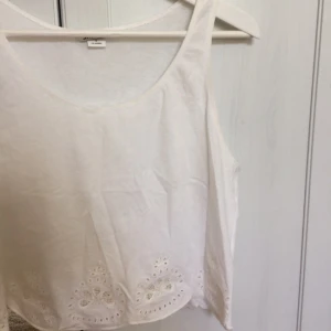 - Vitt linne med volang. Plus frakt. Betalning sker via swish.