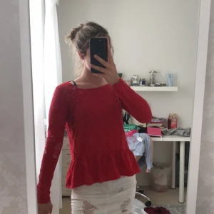  - En röd blus från Gina Tricot med spetsdetaljer på sidorna. Storlek S. Använd 2 gånger