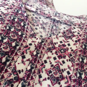  - Bekväm byxdress med fantastiskt vackert mönster. V-ringad rygg med detalj. Dragkedja på sidan. Använd en handfull gånger. 