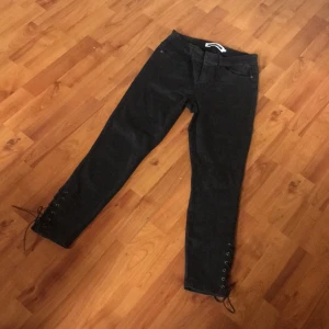  - Säljer ett par svarta jeans från märker Noisy May. Storlek 28. Aldrig använda. 