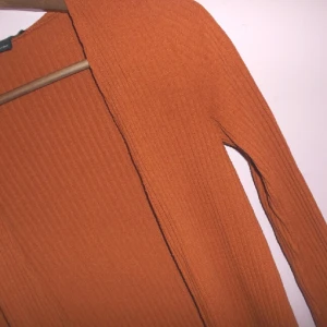  - Lång kofta. Ribbat tyg. Bra skick. 