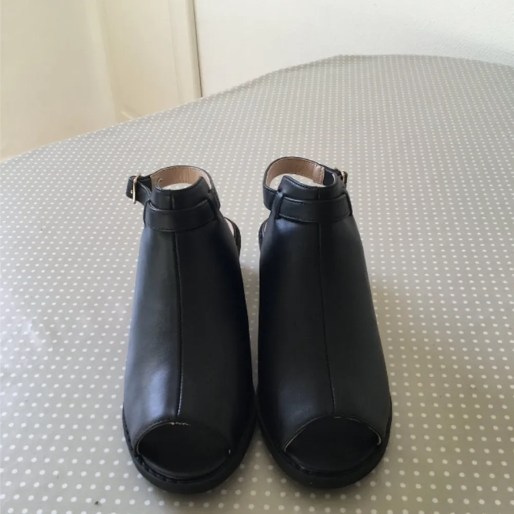 Ett par helt nya oanvända skor från Topshop som endast blivit liggandes i sin kartong eftersom de är stora i sin storlek, står 38 men passar någon som har 39 mer. Jättefina! Prislappen sitter kvar :) . Skor.