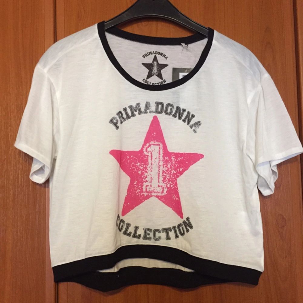 Prima Donna mag t-shirt. Vit och rosa stjärna.  Strl M och köpt i Italien, aldrig använd, prislapp kvar.  Ni står för frakten om vi inte möts upp.. T-shirts.