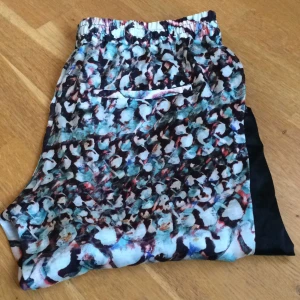  - Märkesbyxa i luftigt tyg (ej stretch) och somrigt mönster, fyra fickor totalt.  Frakt ingår ej, kan mötas upp i Stockholm.