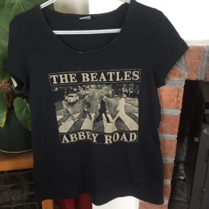  -  Svart Beatles t-shirt med djup ringning. 
