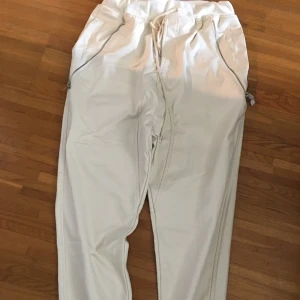  - White leather byxor