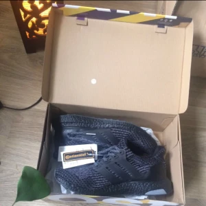  - Helt oanvända limited edition Adidas Ultraboost core black grey 3.0 i storlek 42