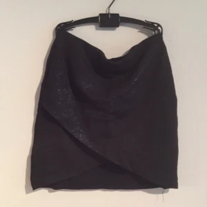  - Tight kjol med tulpan-crop. Blått glitter på svart bakgrund. 